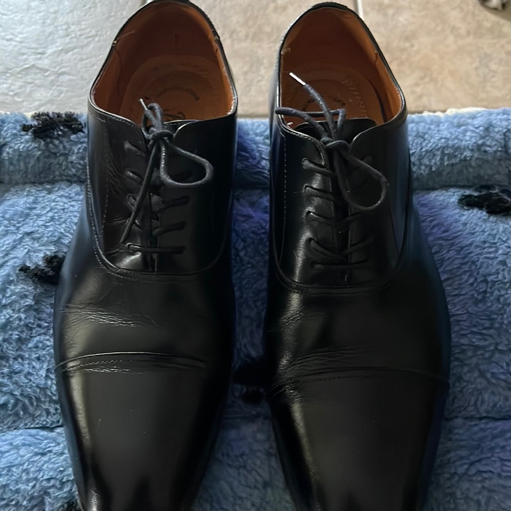 Florsheim mens dress shoes in great preowned condition